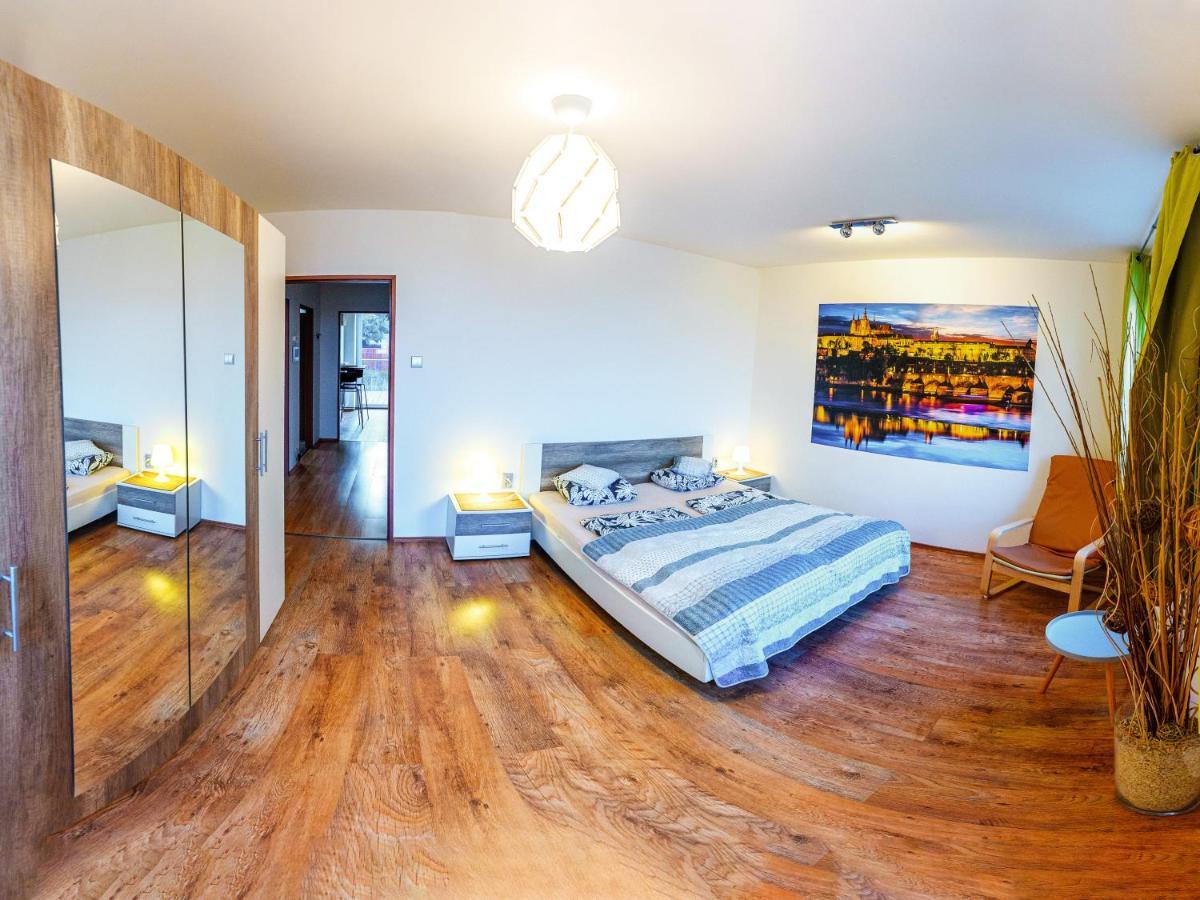 Apartment Pod Sychrovem Praga Esterno foto